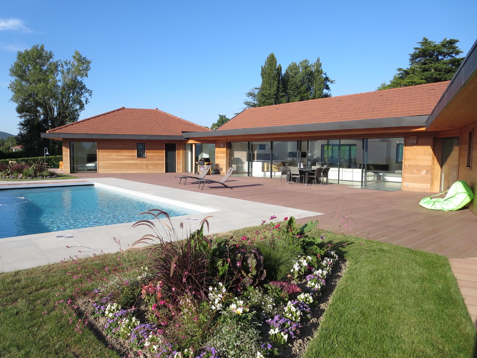 Terrasse et piscine d'une maison en bois