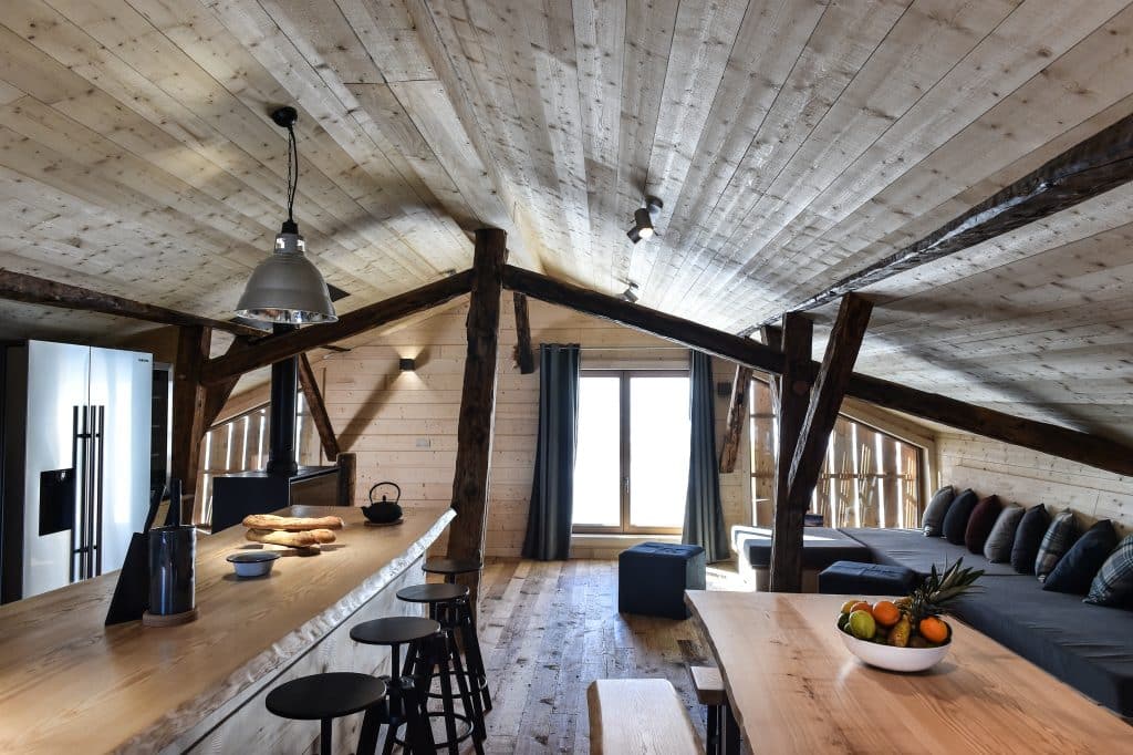 Interieur d'un chalet tout en bois avec une belle charpente apparente