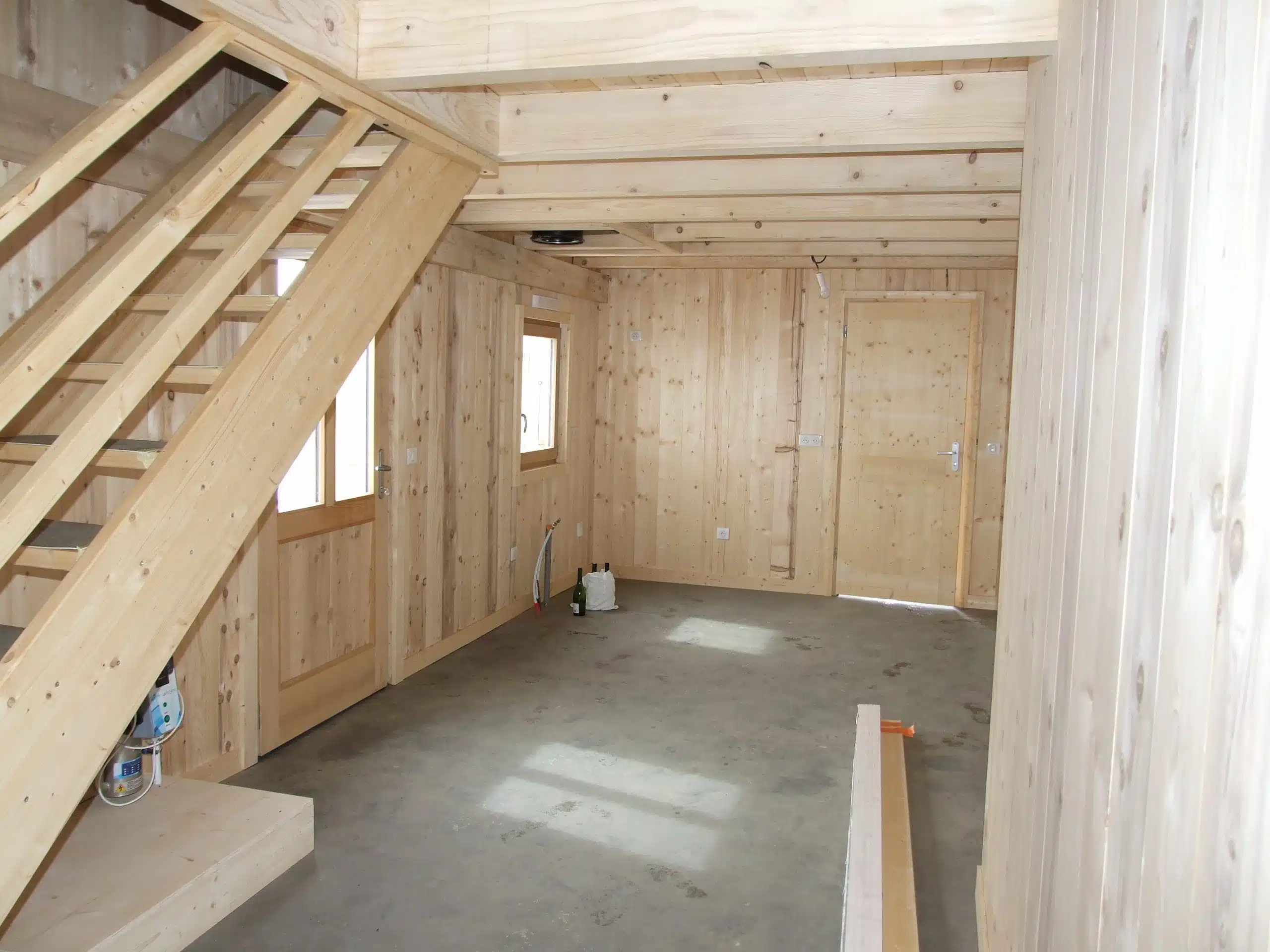 entrée d'un chalet en bois vu de l'autre coté