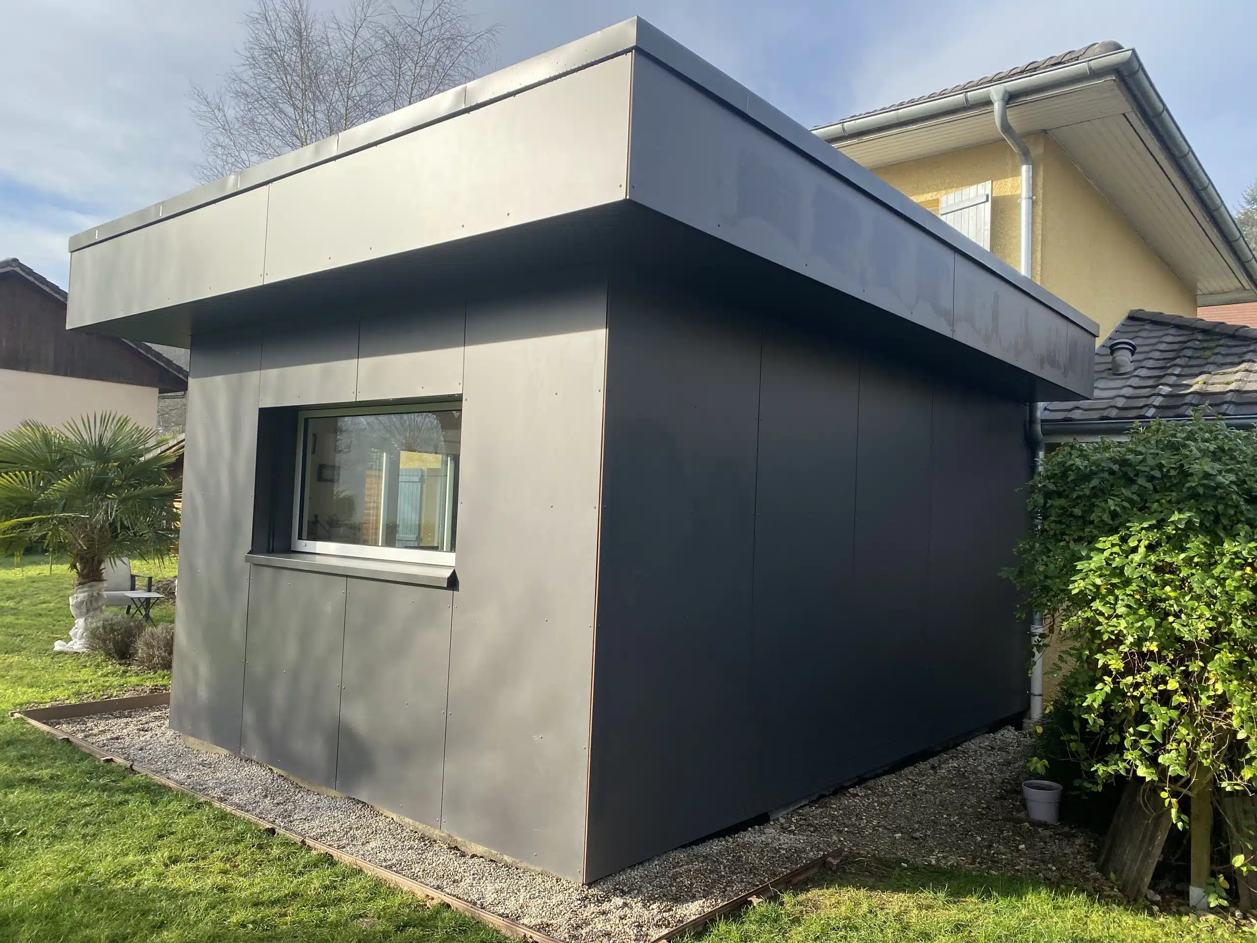 Extension d'une maison tout en métal