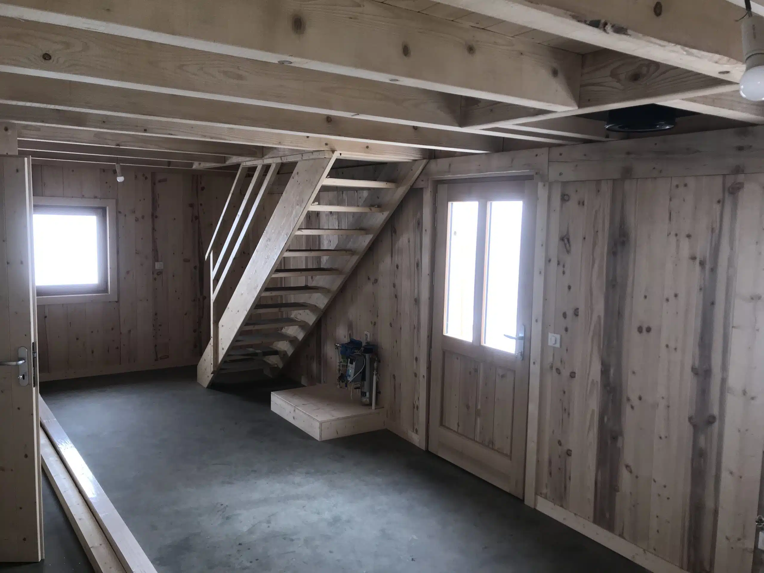 entrée d'un chalet en bois tout neuf